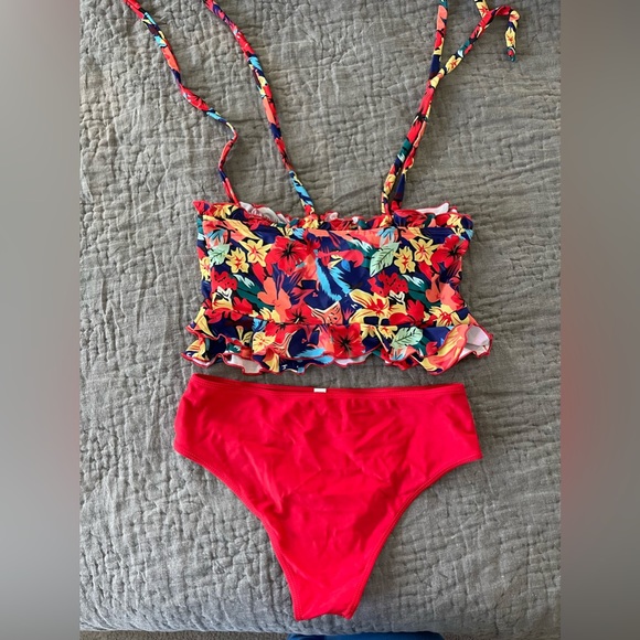 Flowery 2 piece bikini, never worn - Picture 2 of 4